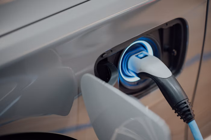 Carro elétrico conectado a um carregador