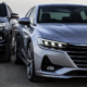 dois carros um é Sedã o outro é SUV